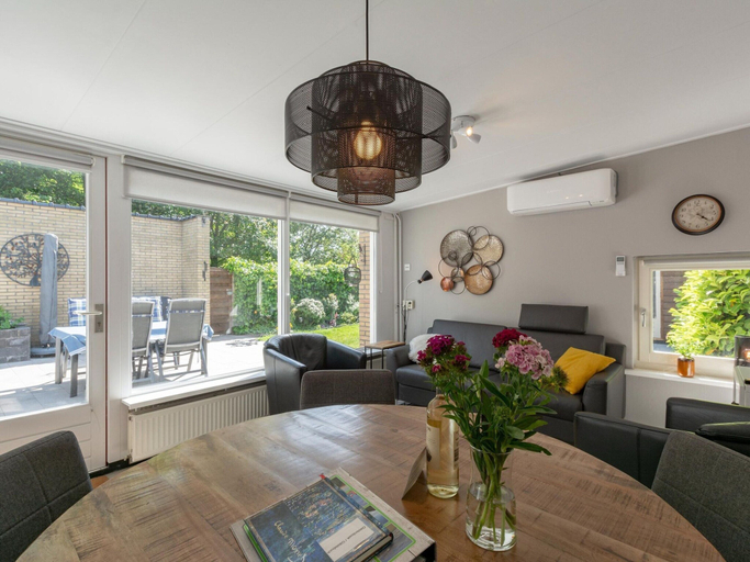 Dining 3, Holiday Home With a Spacious Garden, Zijpe