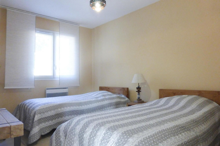 Room 4, Nice Holiday Home With Private Terrace, Arpaillargues-et-aureillac, Gard
