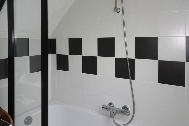 Bathroom 4, Charming Holiday Home Near the Beach, Locquemeau, Côtes-d'Armor