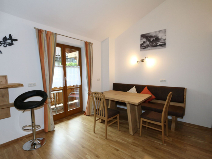 Dining 4, Apartment in Bramberg Near Ski Lift & Wildkogel, Zell am See