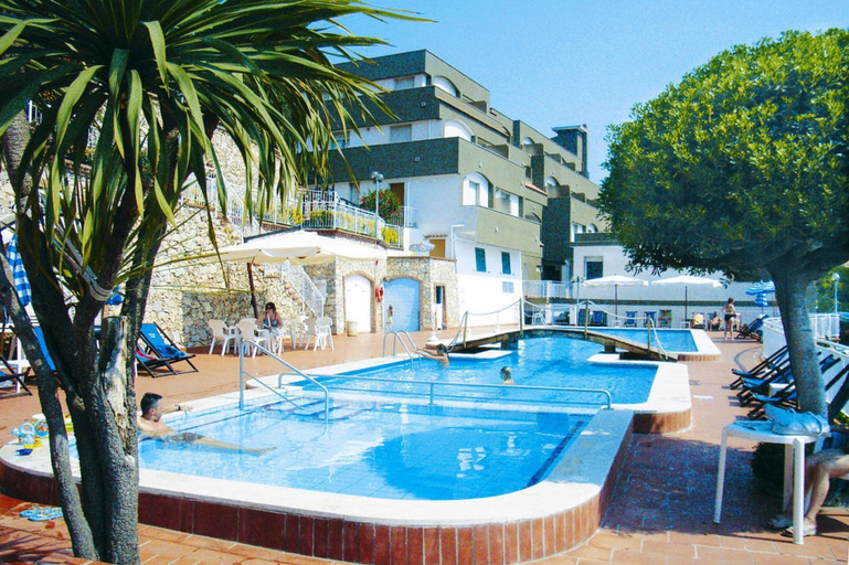Pool 2, Holiday Flat in Pretty Residence With Communal Pool in Pietra Ligure, Savona
