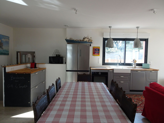 Private kitchen 3, Comfortable Holiday Home 50 m From the sea, Manche