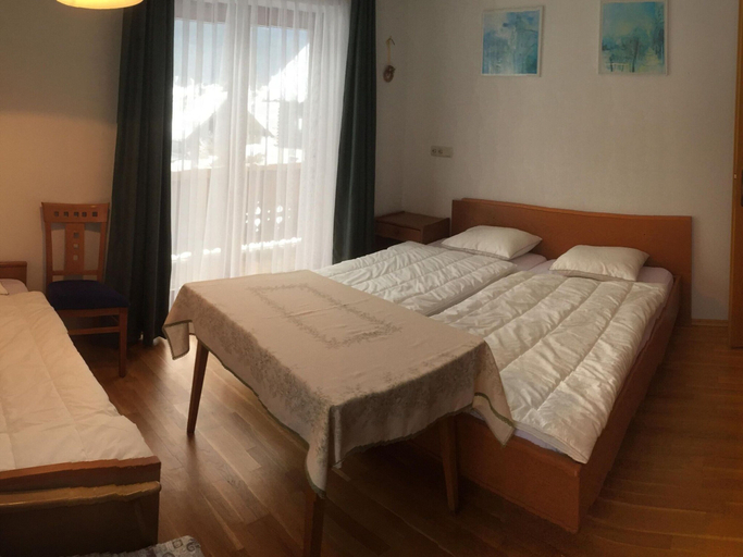 Room 3, Charming Holiday Home in Gosau, Gmunden
