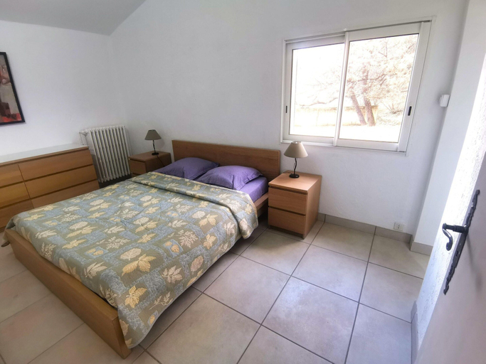 Room 2, Holiday Home in Puymeras With Garden, Vaucluse