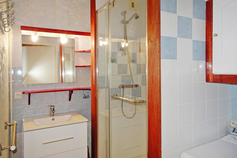 Bathroom, Apartment in St Quay Near Seven Beaches, Côtes-d'Armor