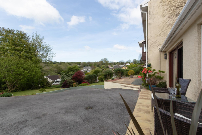 Room 2, The Hollies - Short Walk to Beach Peaceful Location Parking, Pembrokeshire