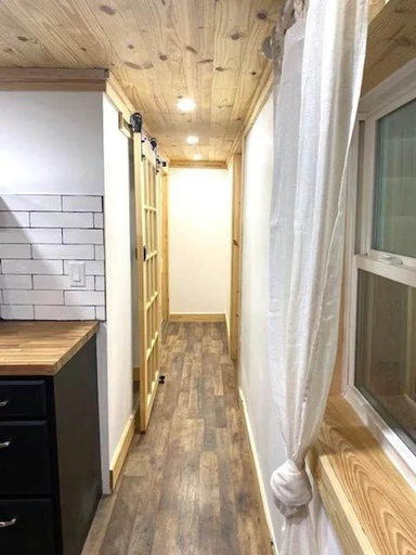 Room 3, Modern Style Peaceful Tranquility Pet Friendly, Sevier