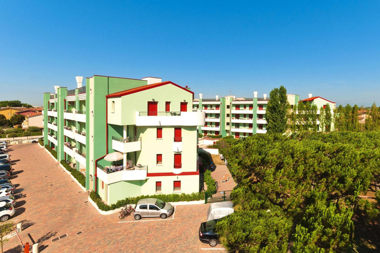 Pool 2, Apartment in Caorle With Heating, Venezia