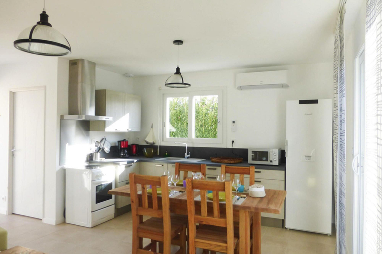 Private kitchen 3, Nice Holiday Home With Private Terrace, Arpaillargues-et-aureillac, Gard