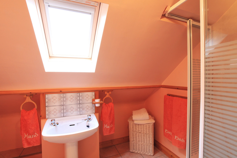 Bathroom, 3 bed Seaview Cottage