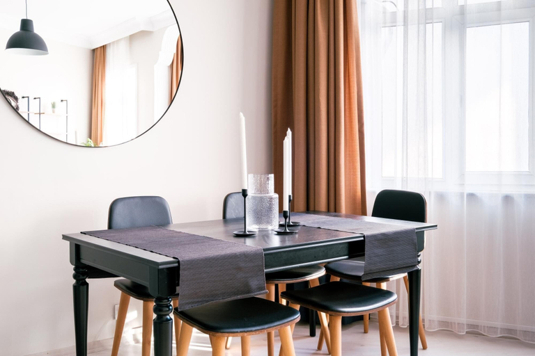 Room 2, Modern Spacious Flat w Balcony 5 min to Taksim, Beyoğlu