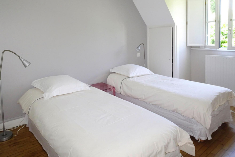 Room 4, Holiday Home in Carnac Near Sandy Beach, Morbihan