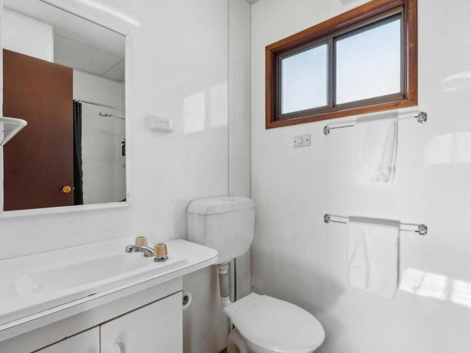 Bathroom 3, Canberra Holiday Village, Canberra