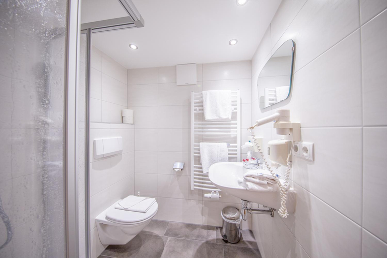Bathroom 3, Guest House Waldesrand, Imst