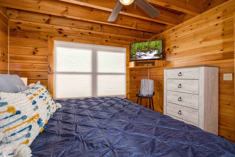 Room 4, Upscale Cabin Stunning Views Hot Tub Game Room, Sevier