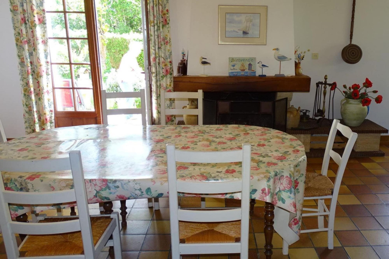 Dining 4, Beautiful Quiet Holiday Home, Close to the Beach, Morbihan