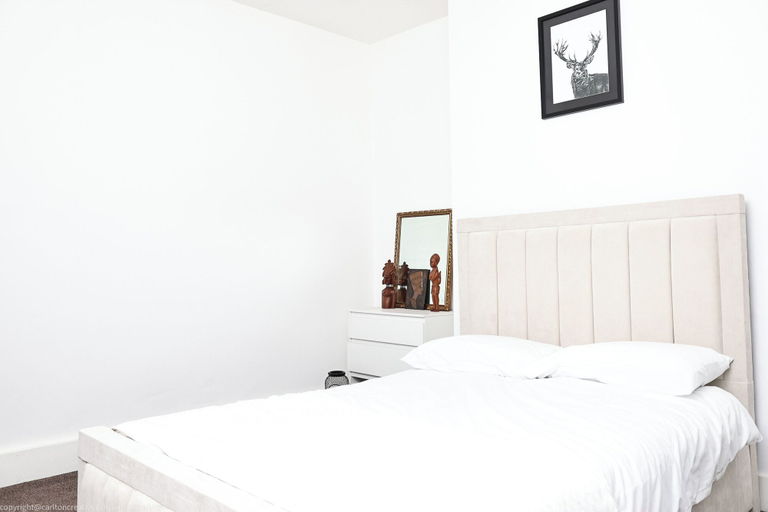 Bedroom 3, Cozy 4-bed Cottage Garden Walk to River Thames, London