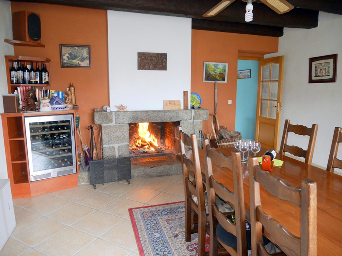 Dining 3, Holiday Home in Plouarzel Near Sandy Cove, Finistère