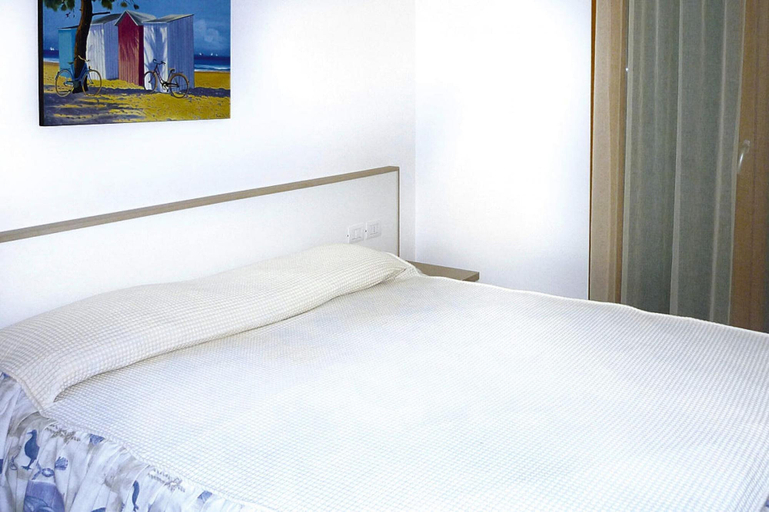 Bedroom 2, Apartment in Lido Altanea Est With Terrace, Venezia