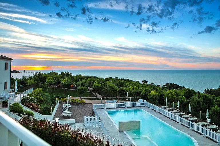 Pool 3, Apartment in Pedaso With Sea View & Pool, Fermo