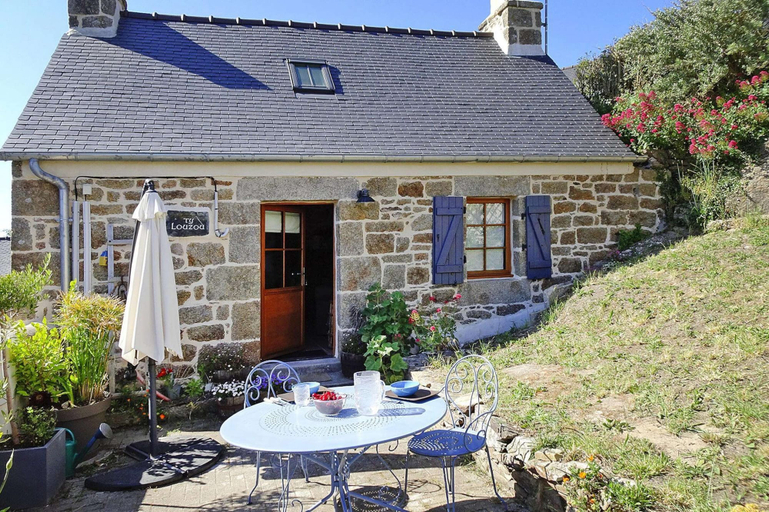 Dining 3, Charming Holiday Home Near the Beach, Locquemeau, Côtes-d'Armor