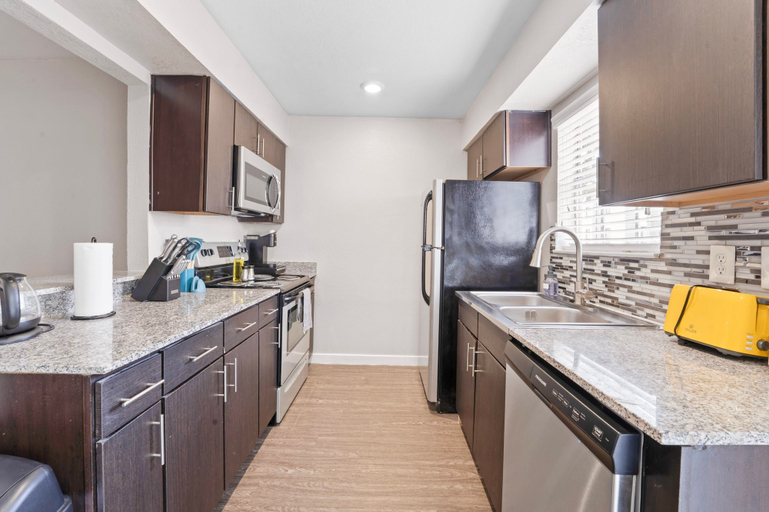 Room 5, Spacious and Cozy King Bed 2BR Suite 5 Min to DT, Travis