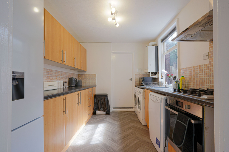 Private kitchen, 5 Bed House - Sleeps 10 - Parking - Wifi, Luton