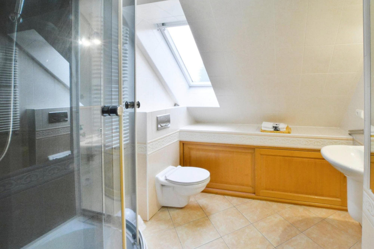 Bathroom 2, Comfortable, Large Holiday Home With a Garden, Sławno