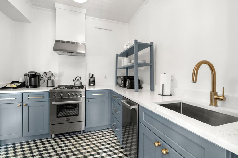 Room 4, The Adaline 5 by Brightwild Classy Hyde Park Apt, Hillsborough