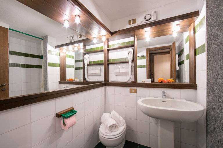 Room 2, Grange Hike Ski - 30D Sestriere, Torino