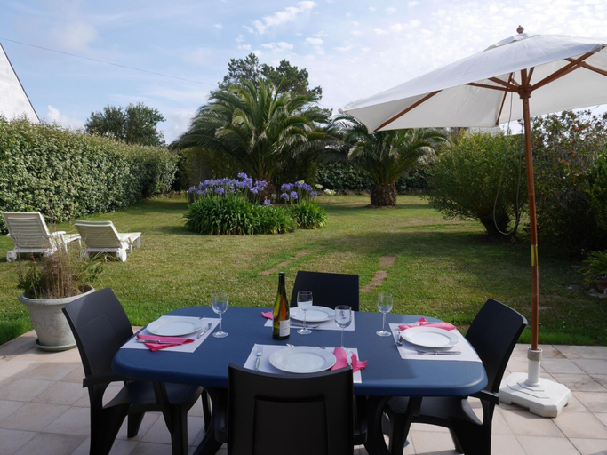 Dining 5, Holiday Home in Plouneour Near Sandy Beach, Finistère