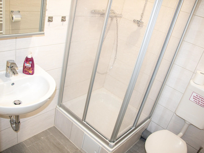 Bathroom, Lovely Apartment in Breitenbrunn With Shared Sauna, Erzgebirgskreis