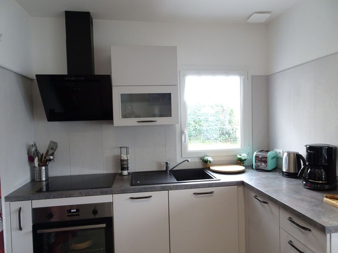 Private kitchen, Bungalow in Gouville-sur-mer Near Beach, Manche