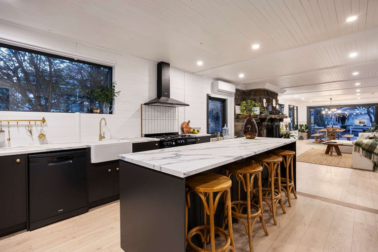 Room 4, Bella s Cottage Spa Sauna Large Groups, Yarra Ranges - North