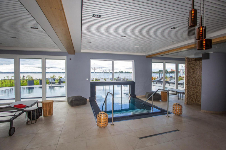 Pool 2, Appartements im Maremuritz Yachthafen Resort, Mecklenburgische Seenplatte