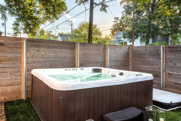 Room 2, Disco Den w Hot Tub 6 min Walk to Rainey St, Travis