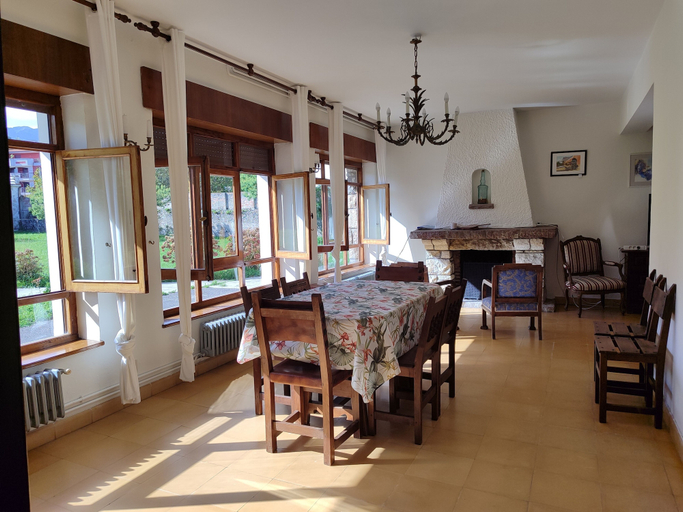 Dining, Charming 6-bed Chalet in Llanes, Asturias