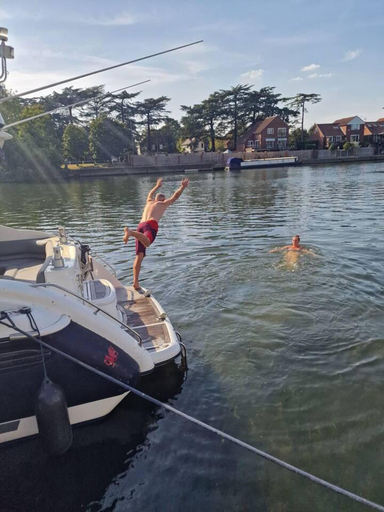 Property grounds 2, Romantic 3beds Yacht Escape on Thames, Windsor and Maidenhead