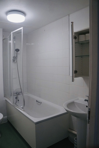 Bathroom 2, Bustling Western Apartment, London