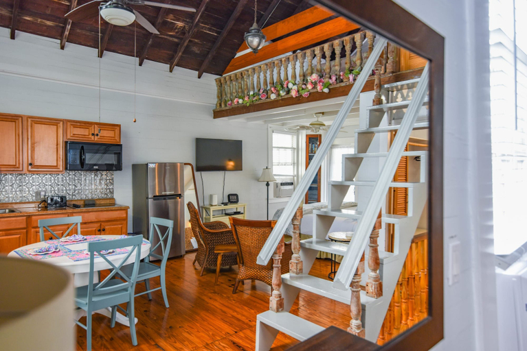 Interior, New Coastal Rose - Bright Loft With High Ceilings, Monroe