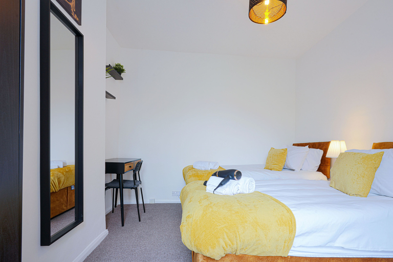 Room 4, 5 Bed House - Sleeps 10 - Parking - Wifi, Luton