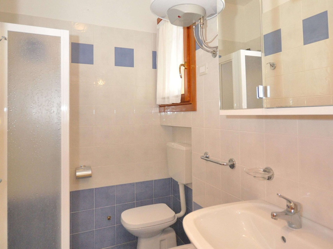 Bathroom 2, Apartment in Bibione Near Sandy Beach, Venezia