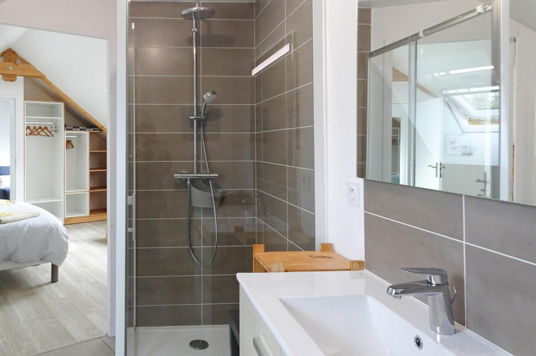 Bathroom 3, Semi-detached House, St. Meloir-des-ondes, Ille-et-Vilaine