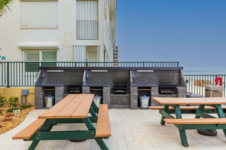 Room 2, Top Floor Oceanfront Condo w Pool Beach Access, Volusia