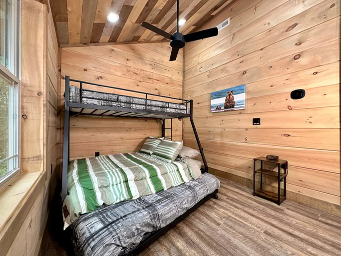 Room 2, Smoky Mist Ridge, Sevier
