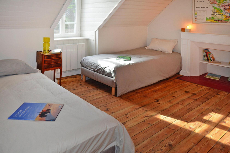 Room 5, 4 Family Home, Walking Distance to the Beach, Finistère