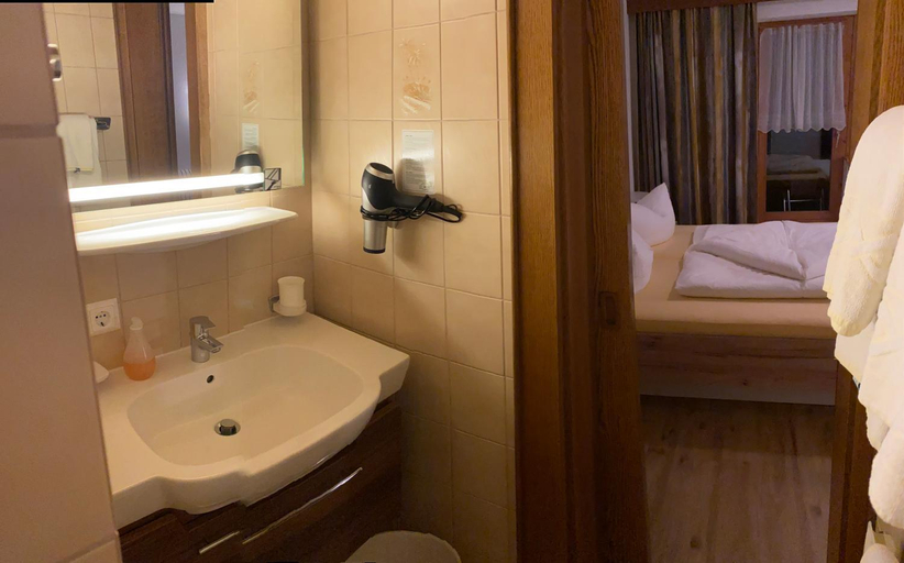 Bathroom 3, Landhaus Engadin, Landeck