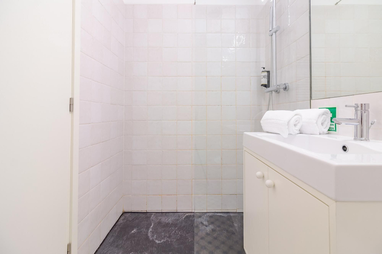 Room 3, Tower 3F in Oporto With 1 Bathrooms, Porto