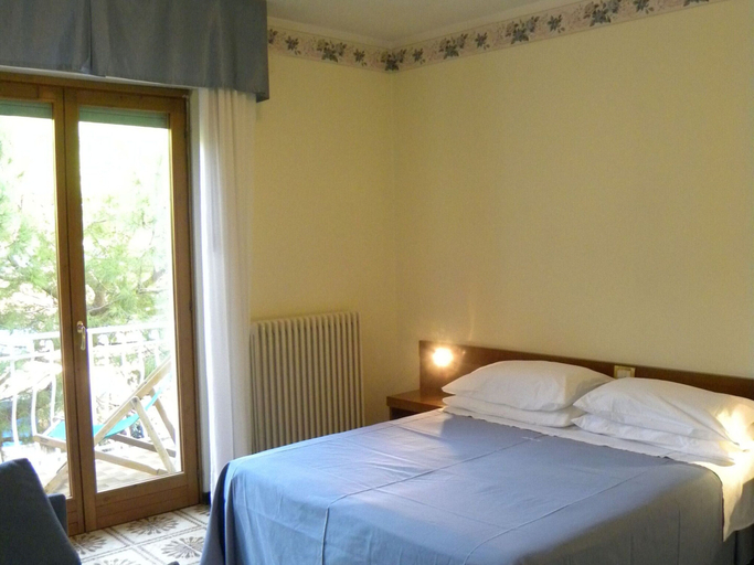 Room 4, 6-guest Chic Apartment in Pietra Ligure, Savona