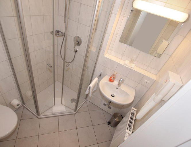 Bathroom 4, Hotel Gasthof Schutzen GbR, Biberach